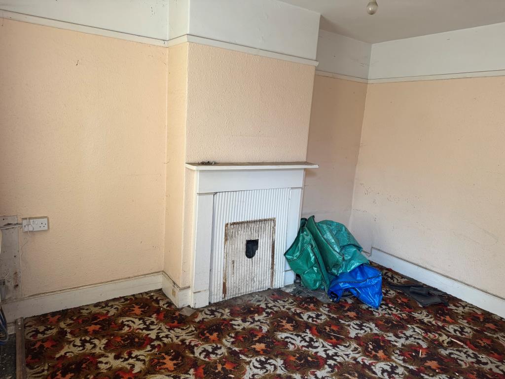 Lot: 133 - FREEHOLD TOWN CENTRE HOUSE FOR IMPROVEMENT - Living room with carpet and woodchip wallpaper